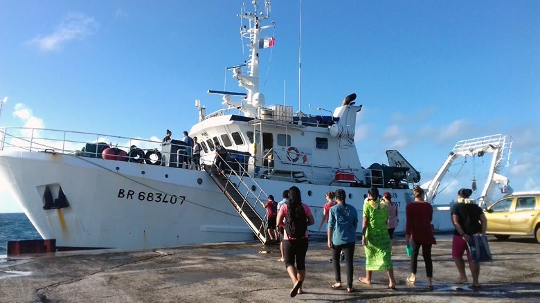 Figure 4. Wallisian high school students visited RV Alis to meet the scientists and technicians and get explanations on the research done in the waters around their island. Image: Françoise Lacourt-Millet