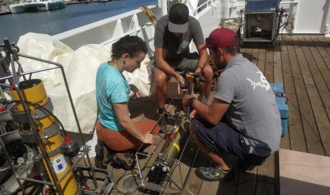 L'équipe acoustique installe un système de caméra sur l'une des sondes pour tenter de capturer des images de poissons profonds